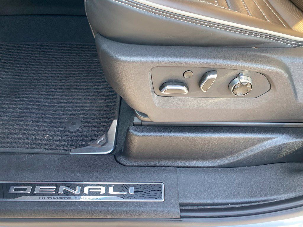 Used 2026 GMC Yukon Denali Ultimate AWD/4WD image 17