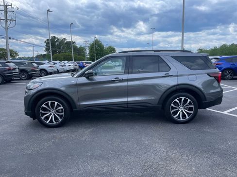 Used 2025 Ford Explorer ST-Line AWD/4WD image 2