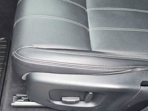 Used 2018 Land Rover Range Rover Velar R-Dynamic SE image 32