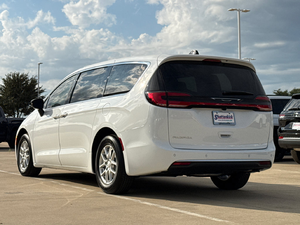 New 2027 Chrysler Pacifica Select FWD image 6