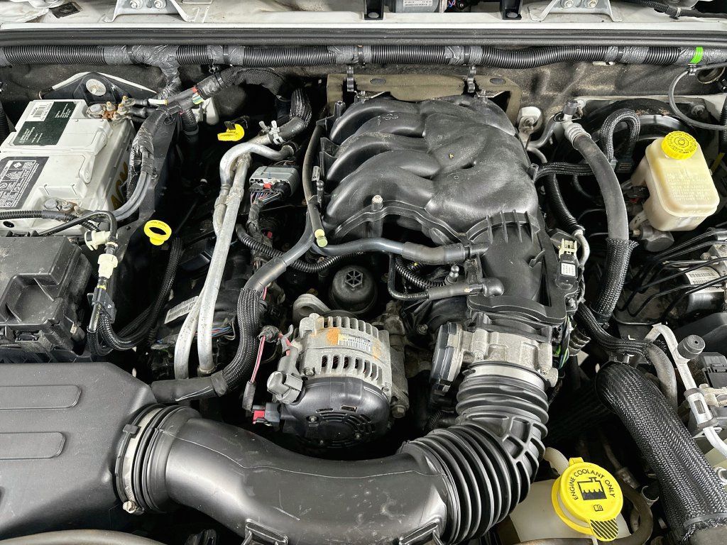 Used 2015 Jeep Wrangler Sport w/ Connectivity Group AWD/4WD image 30