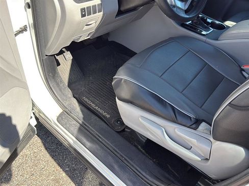 Used 2018 Toyota Highlander LE AWD/4WD image 18