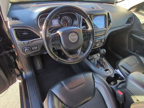 Used 2019 Jeep Cherokee Trailhawk image 16