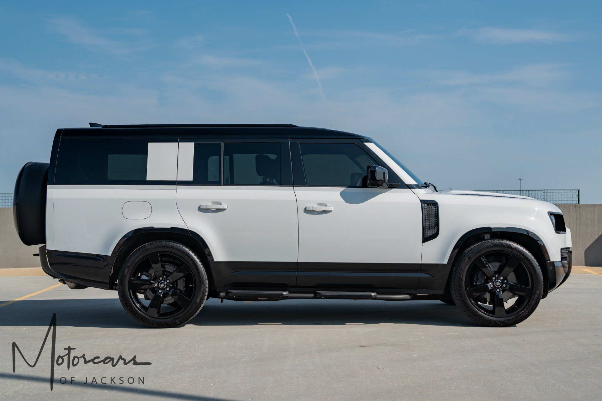 Used 2025 Land Rover Defender 130 X-Dynamic SE AWD/4WD image 5