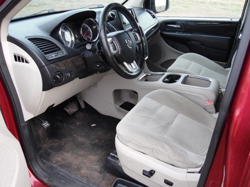 Used 2014 Dodge Grand Caravan SXT w/ UConnect Hands-Free Group image 30