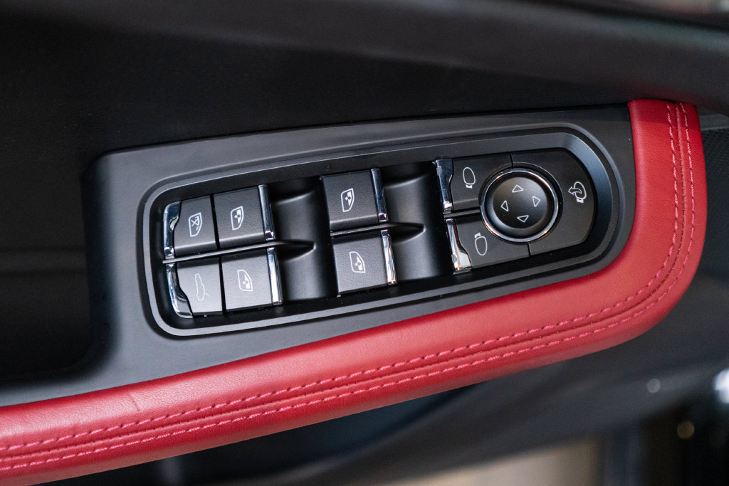 Certified 2023 Porsche Macan S AWD/4WD image 19