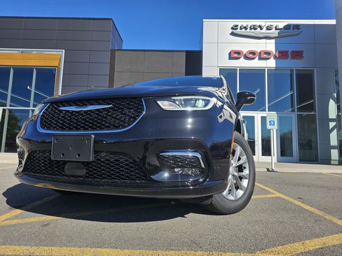 New 2026 Chrysler Pacifica Select image 1