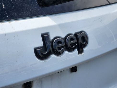 Used 2018 Jeep Grand Cherokee Altitude AWD/4WD image 11