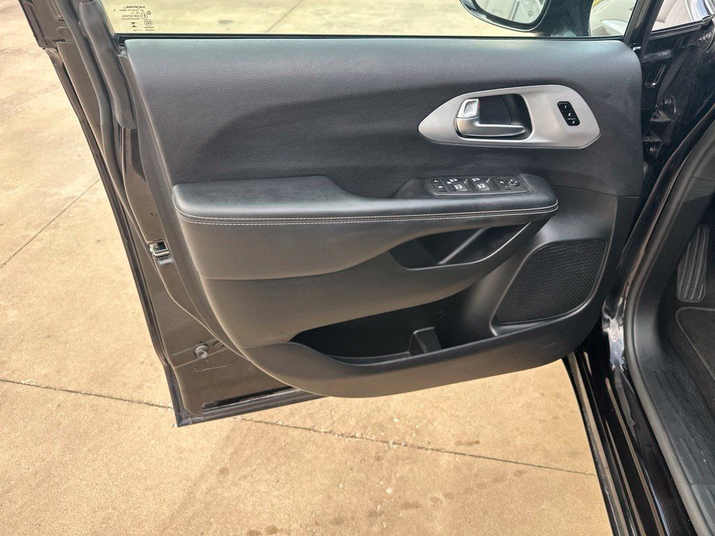 Used 2025 Chrysler Pacifica Limited FWD image 7