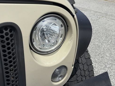 Used 2018 Jeep Wrangler Unlimited Rubicon w/ Connectivity Group AWD/4WD image 26