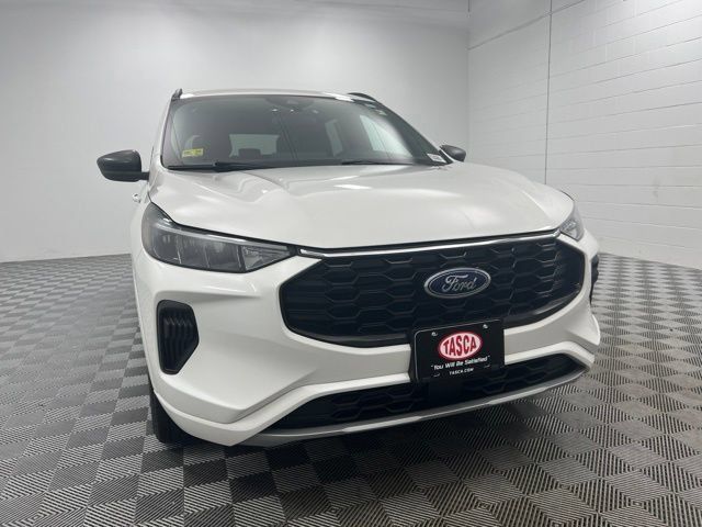 Used 2023 Ford Escape ST-Line w/ Tech Pack #1 AWD/4WD image 4
