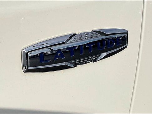Used 2022 Jeep Renegade Latitude w/ Convenience Group AWD/4WD image 8