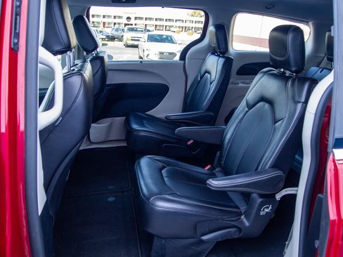 Used 2024 Chrysler Pacifica Touring-L FWD image 22