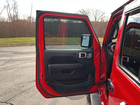 Used 2018 Jeep Wrangler Unlimited Sahara w/ Cold Weather Group image 14