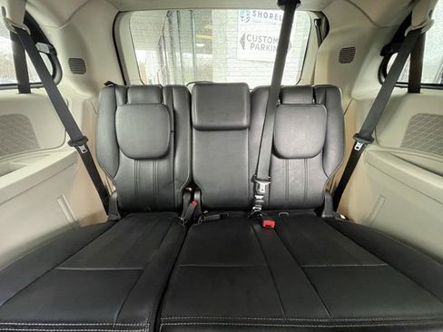 Used 2016 Chrysler Town & Country Touring image 22