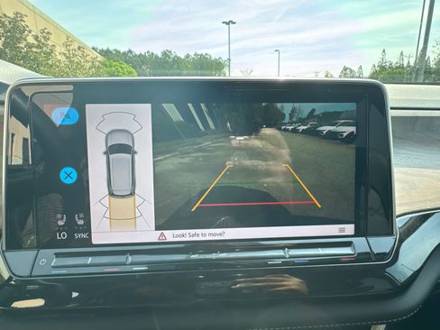 Used 2025 Volkswagen Atlas SE image 30