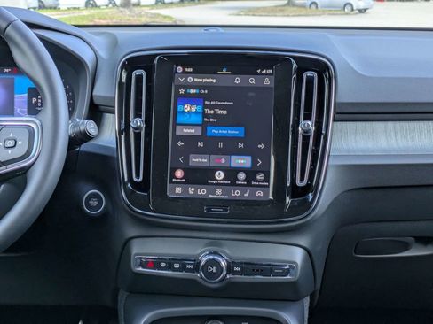 New 2026 Volvo XC40 B4 Core w/ Climate Package FWD image 21