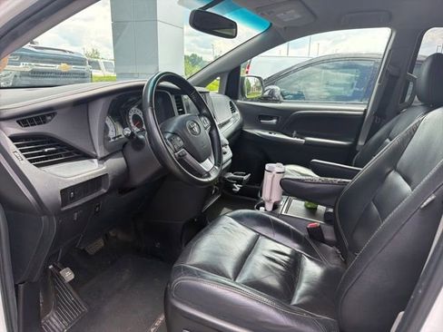 Used 2015 Toyota Sienna SE FWD image 5