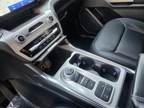 Used 2022 Ford Explorer XLT w/ Equipment Group 202A image 16