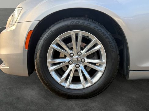 Used 2016 Chrysler 300 C RWD image 4