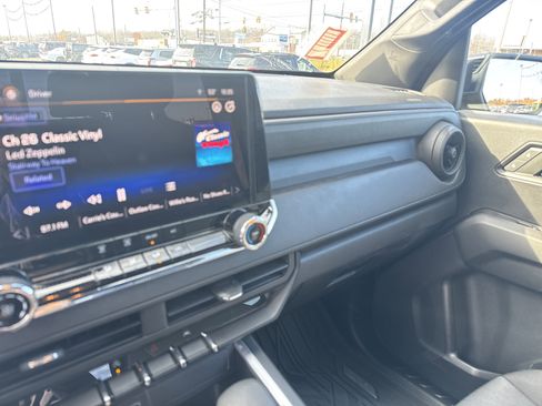 Used 2023 Chevrolet Colorado Trail Boss w/ Technology Package image 22