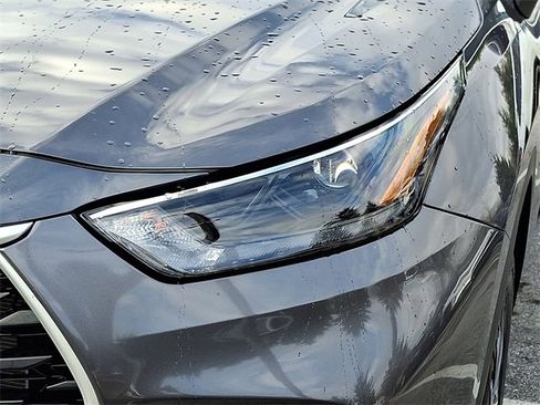 Certified 2024 Toyota Highlander XLE image 9