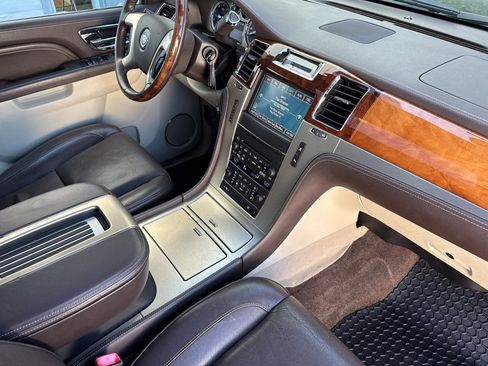 Used 2011 Cadillac Escalade ESV Platinum image 21