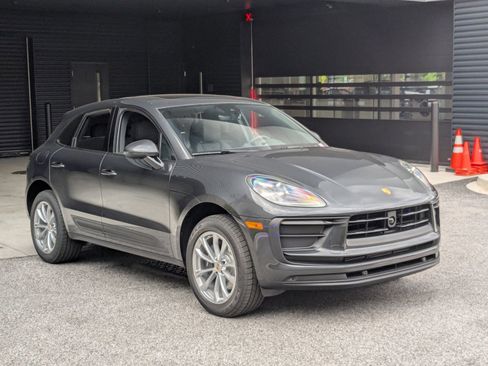 Certified 2026 Porsche Macan AWD/4WD image 7