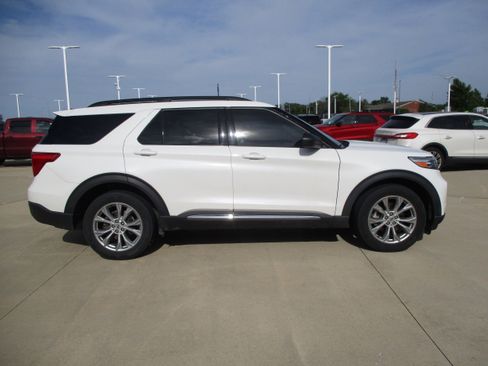Used 2020 Ford Explorer XLT w/ Equipment Group 202A AWD/4WD image 6