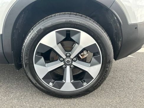 Used 2025 Volvo XC40 B5 Plus AWD/4WD image 9