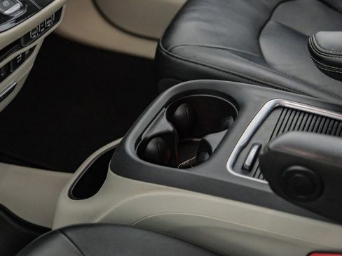 Used 2022 Chrysler Pacifica Touring-L image 20