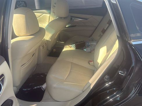 Used 2018 INFINITI Q70 Luxe w/ Cargo Package RWD image 18