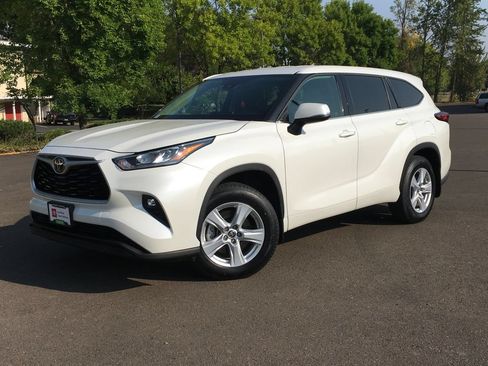 Used 2020 Toyota Highlander LE AWD/4WD image 1