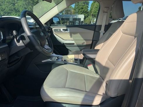 Used 2021 Ford Explorer XLT w/ Equipment Group 202A RWD image 9