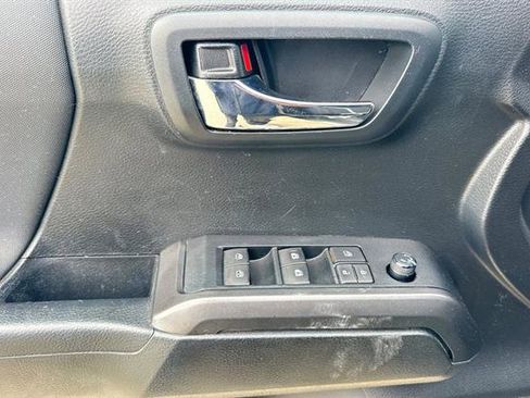 Used 2019 Toyota Tacoma TRD Sport image 10