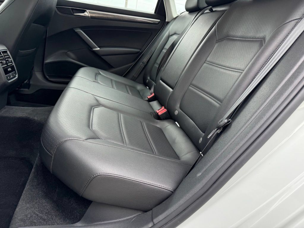 Used 2018 Volkswagen Passat 2.0T SE FWD image 13