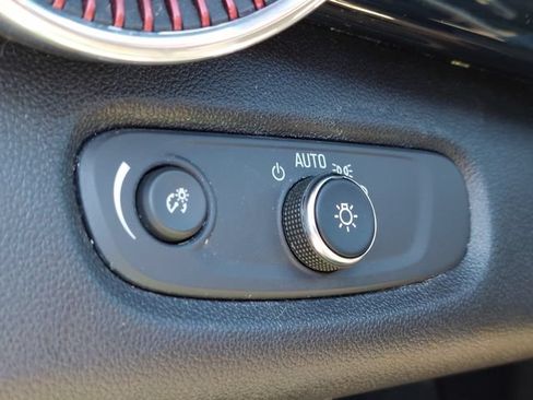 Used 2025 Chevrolet Trax RS FWD image 32