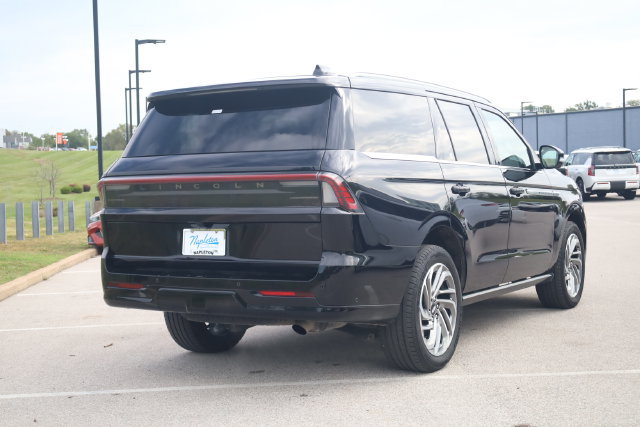 Used 2025 Lincoln Navigator Reserve AWD/4WD image 4