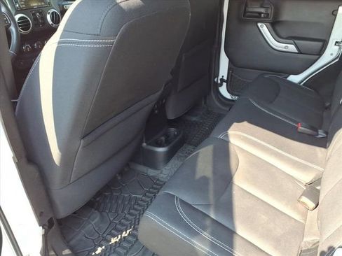 Used 2015 Jeep Wrangler Unlimited Sahara w/ Connectivity Group AWD/4WD image 17