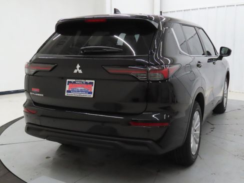 New 2026 Mitsubishi Outlander ES FWD image 3