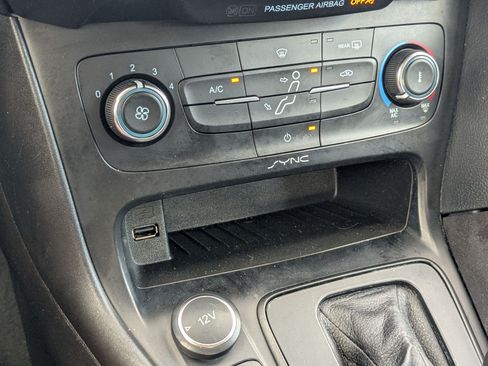 Used 2017 Ford Focus SE FWD image 25