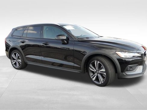 Used 2024 Volvo V60 B5 Cross Country Plus image 3