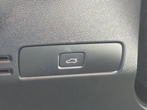 Used 2023 Volvo XC40 B5 Plus AWD/4WD image 28