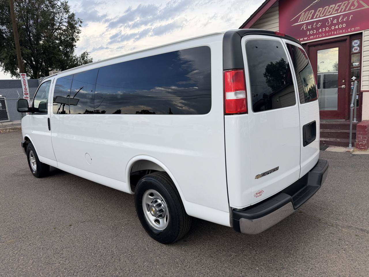 Used 2025 Chevrolet Express 3500 LT w/ LT Preferred Equipment Group RWD image 6