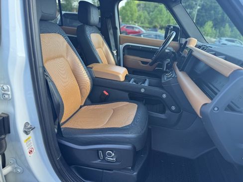 Used 2024 Land Rover Defender 130 X-Dynamic SE AWD/4WD image 21