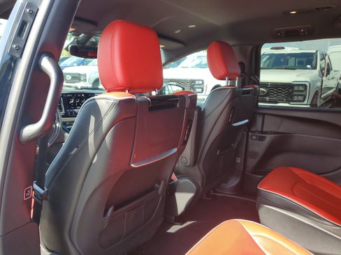 Used 2021 Chrysler Pacifica Limited w/ Uconnect Theater Family Group image 15