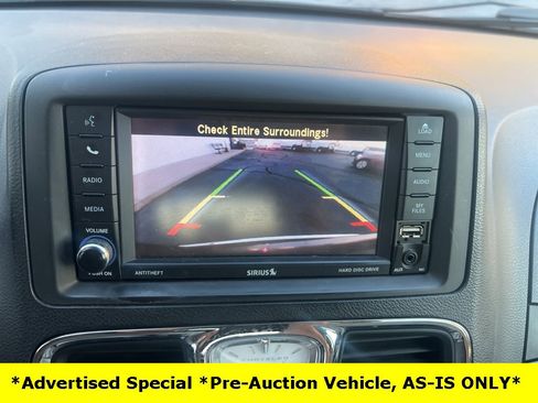 Used 2015 Chrysler Town & Country Touring image 57