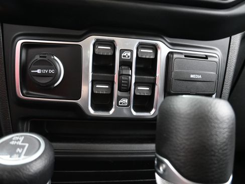 Used 2020 Jeep Wrangler Unlimited Sahara AWD/4WD image 16