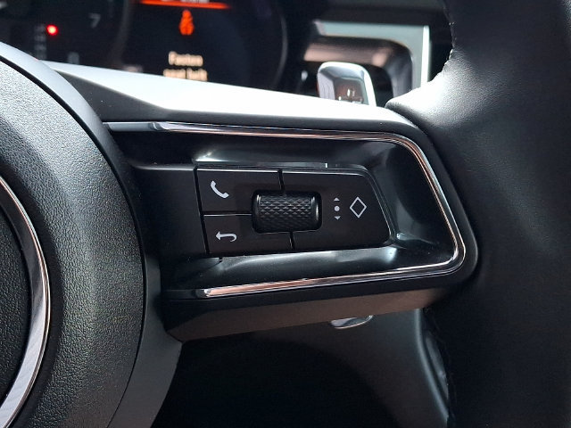 Certified 2025 Porsche Macan AWD/4WD image 26