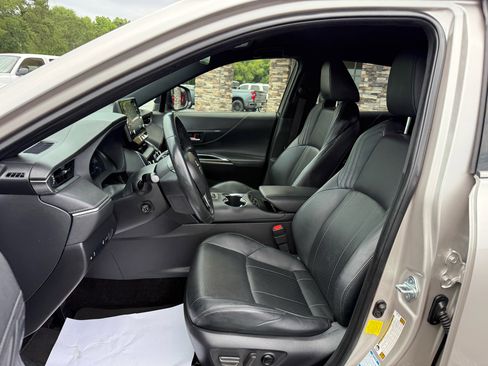 Used 2021 Toyota Venza XLE image 10